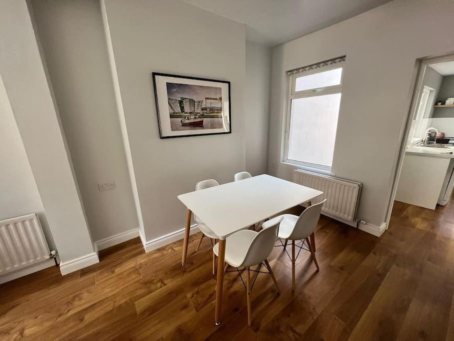 Apartment Cosy 2 Bedroom Town House Close To Centre *